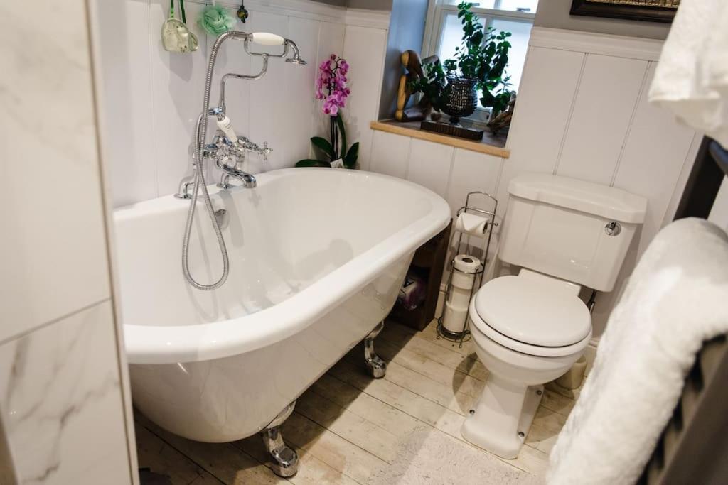 1800 Period Grade 2 Listed Cottage Addingham Екстер'єр фото